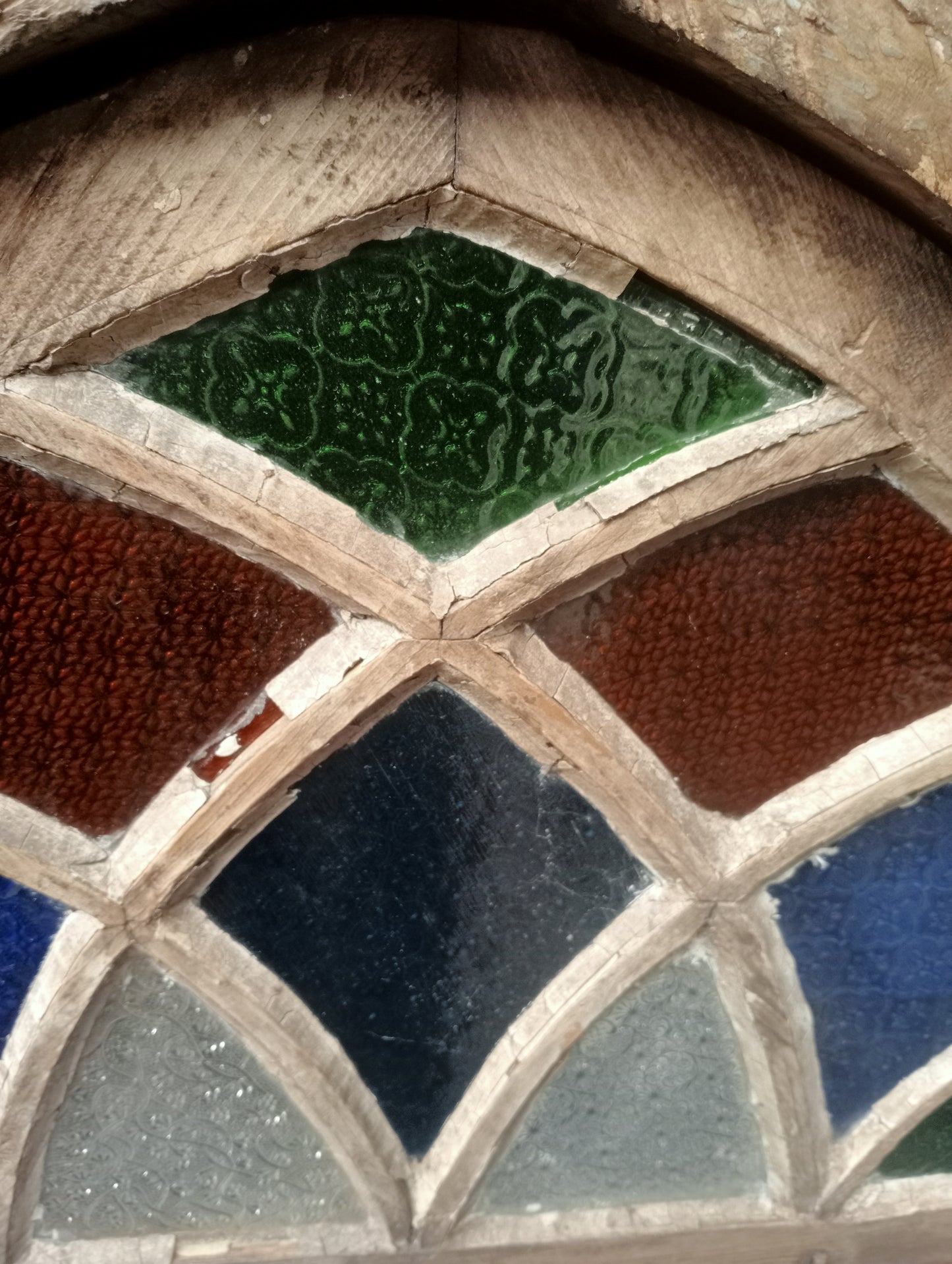 18th C. Arched Cottage fanlight with coloured glass and curved lattice bars