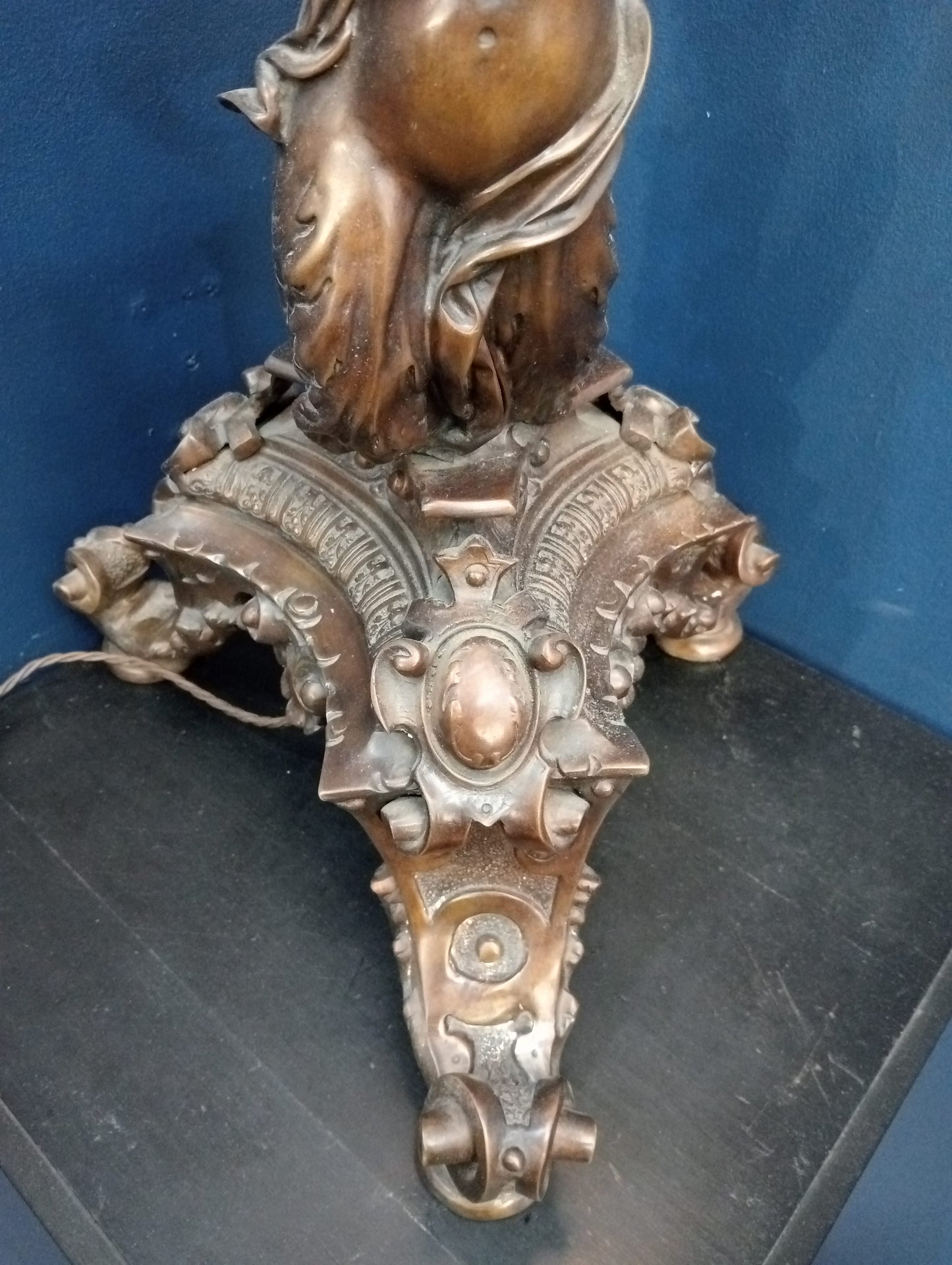 Bronze lady lamp