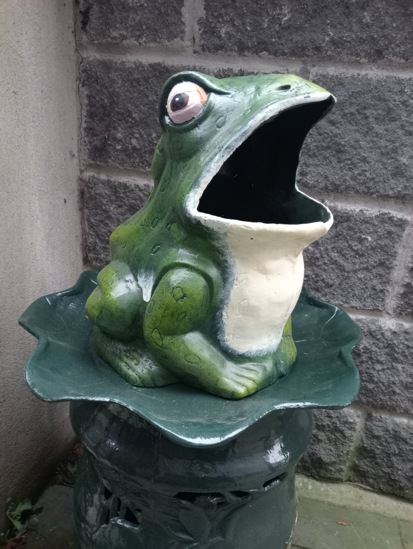 Cast iron Frog waste bin