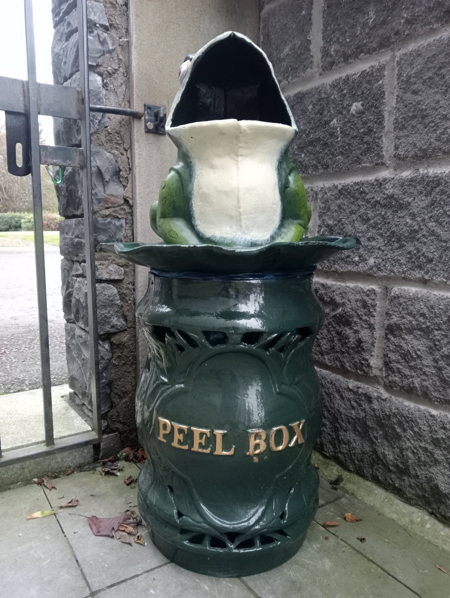 Cast iron Frog waste bin