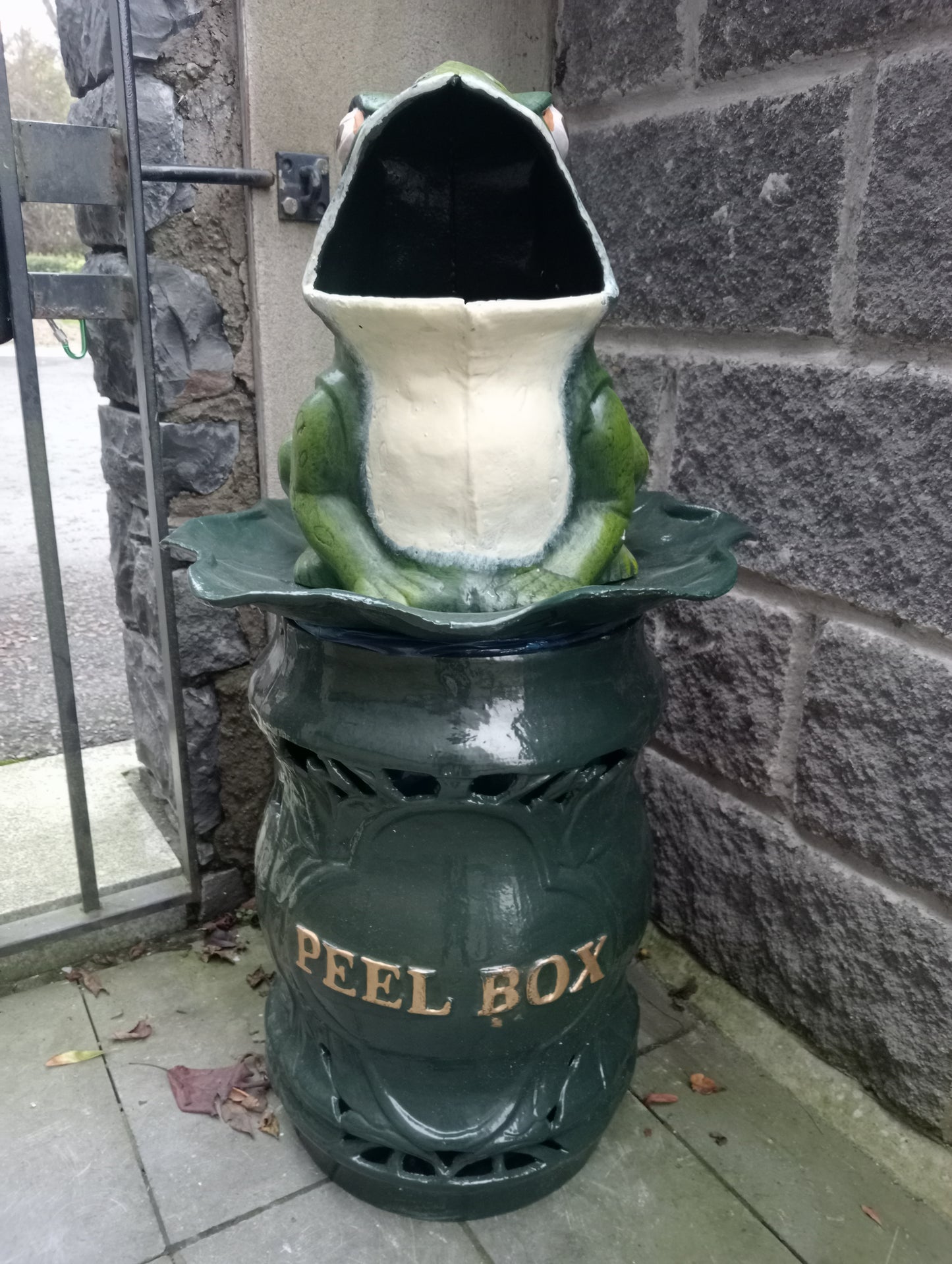 Cast iron Frog waste bin