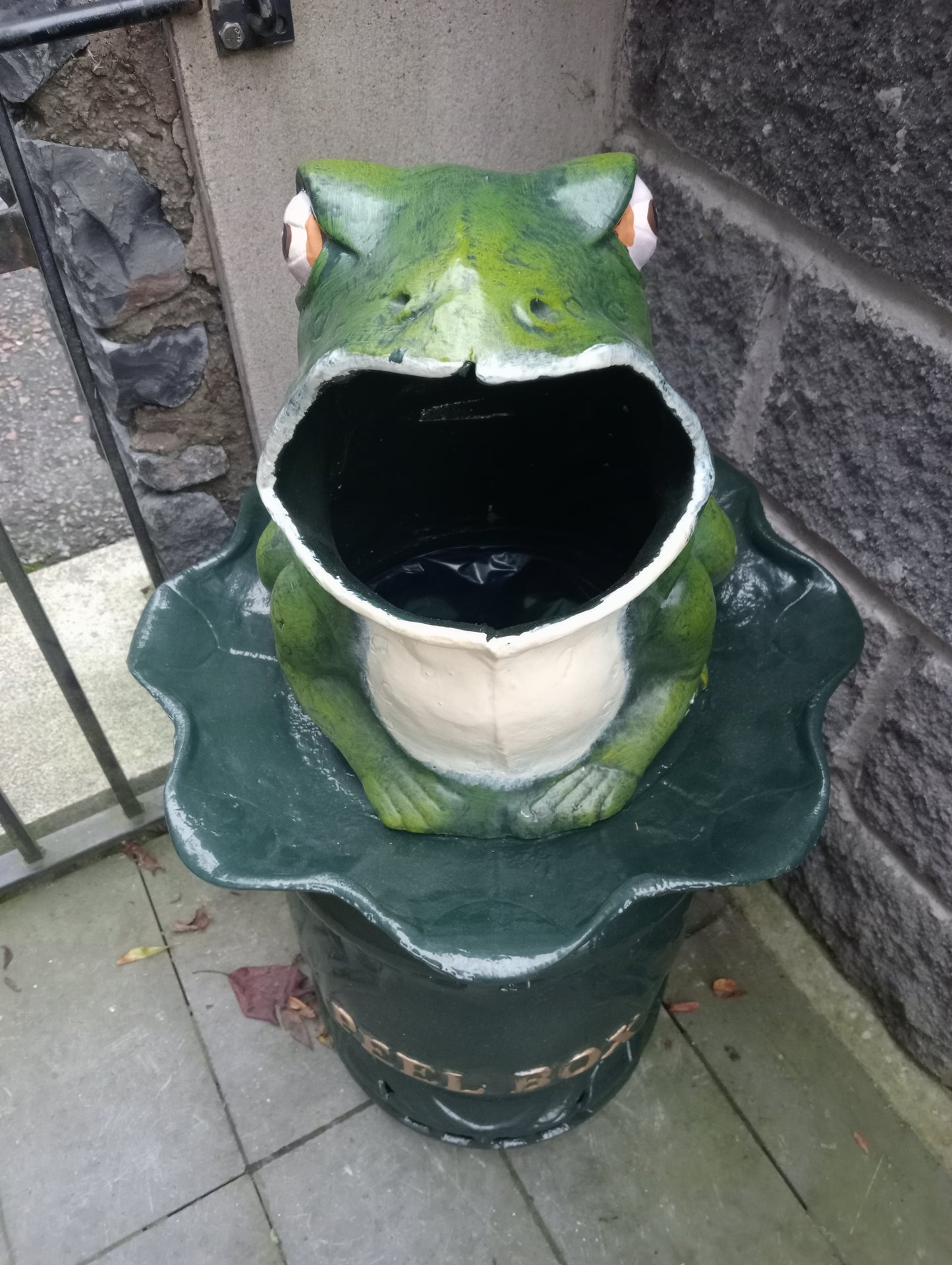 Cast iron Frog waste bin