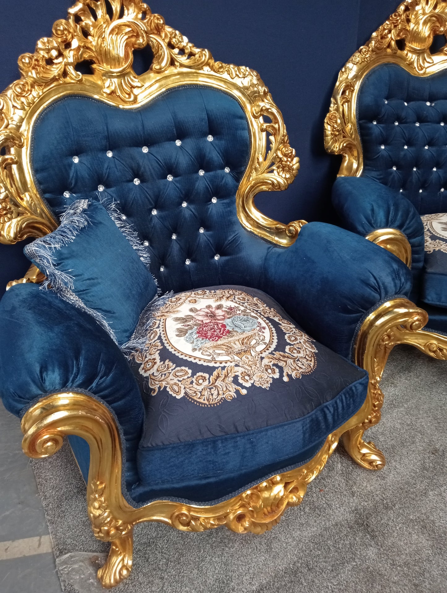 Giltwood suite blue velvet deep button sofa 4 chairs, giltwood table with marble top