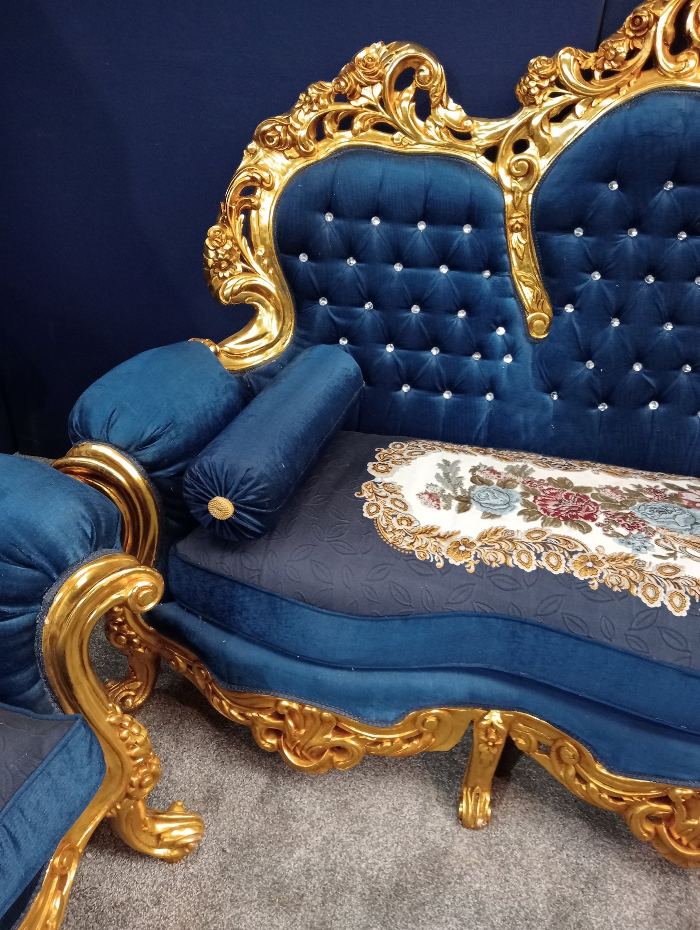 Giltwood suite blue velvet deep button sofa 4 chairs, giltwood table with marble top