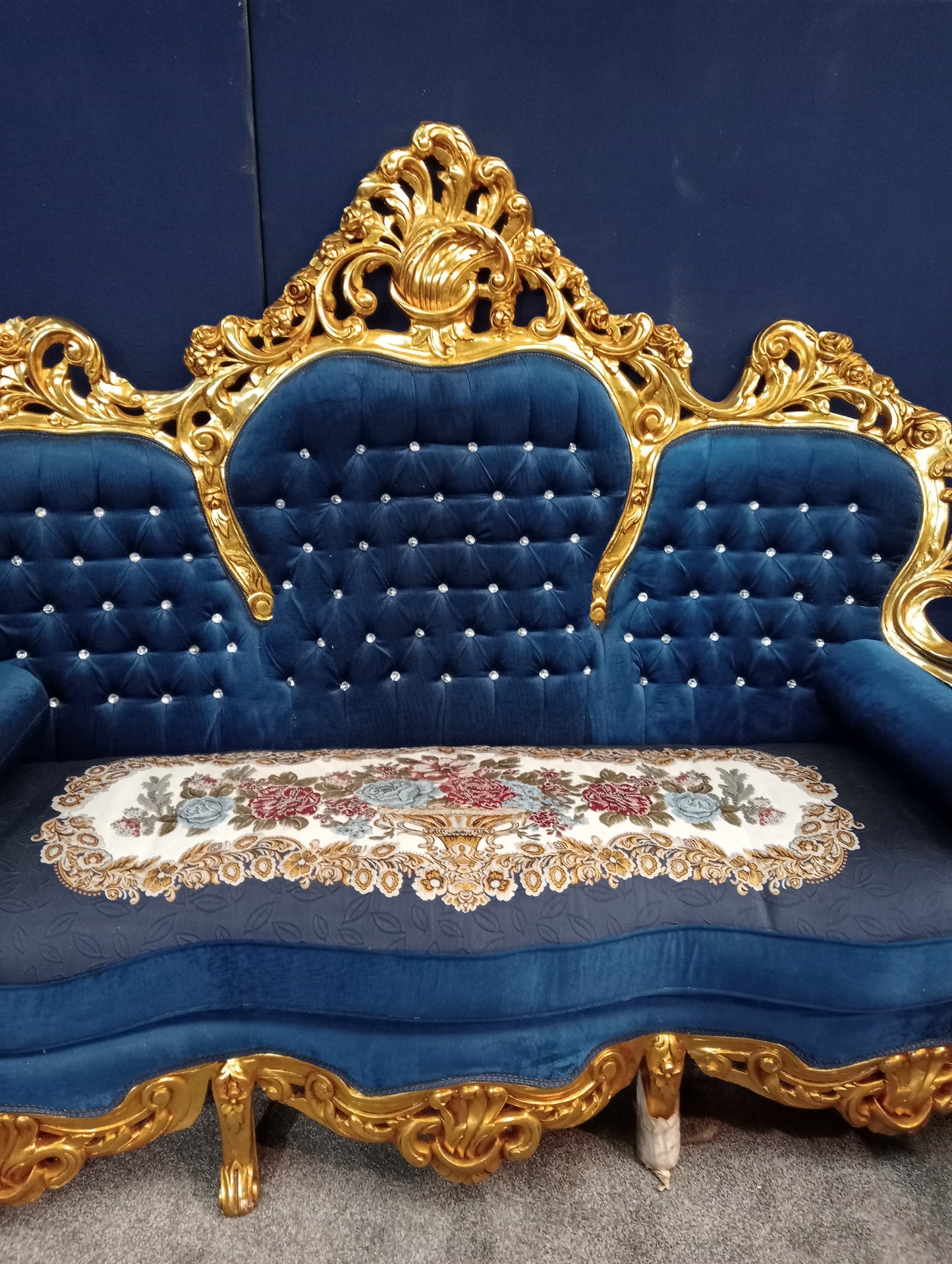 Giltwood suite blue velvet deep button sofa 4 chairs, giltwood table with marble top