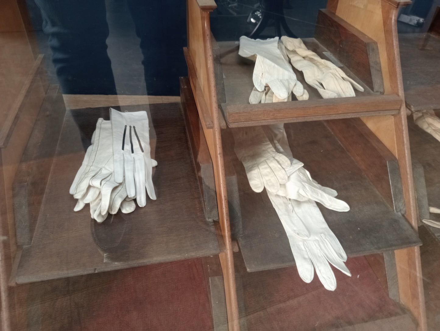 Ten pairs of womens gloves
