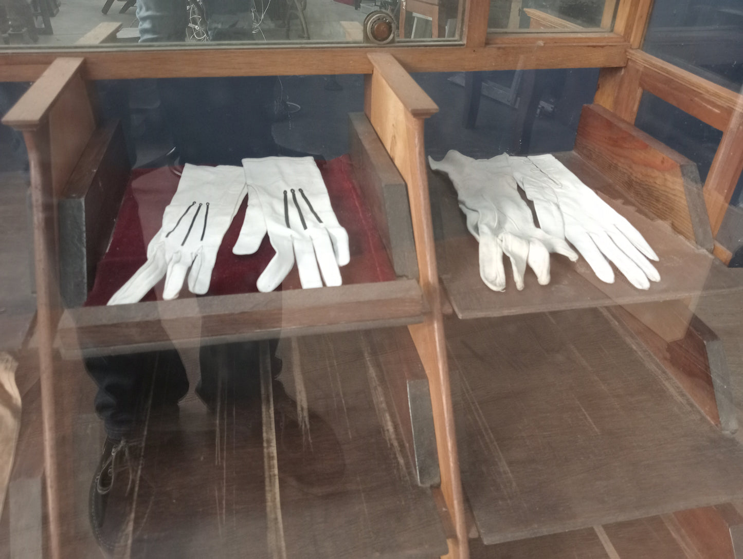 Ten pairs of womens gloves