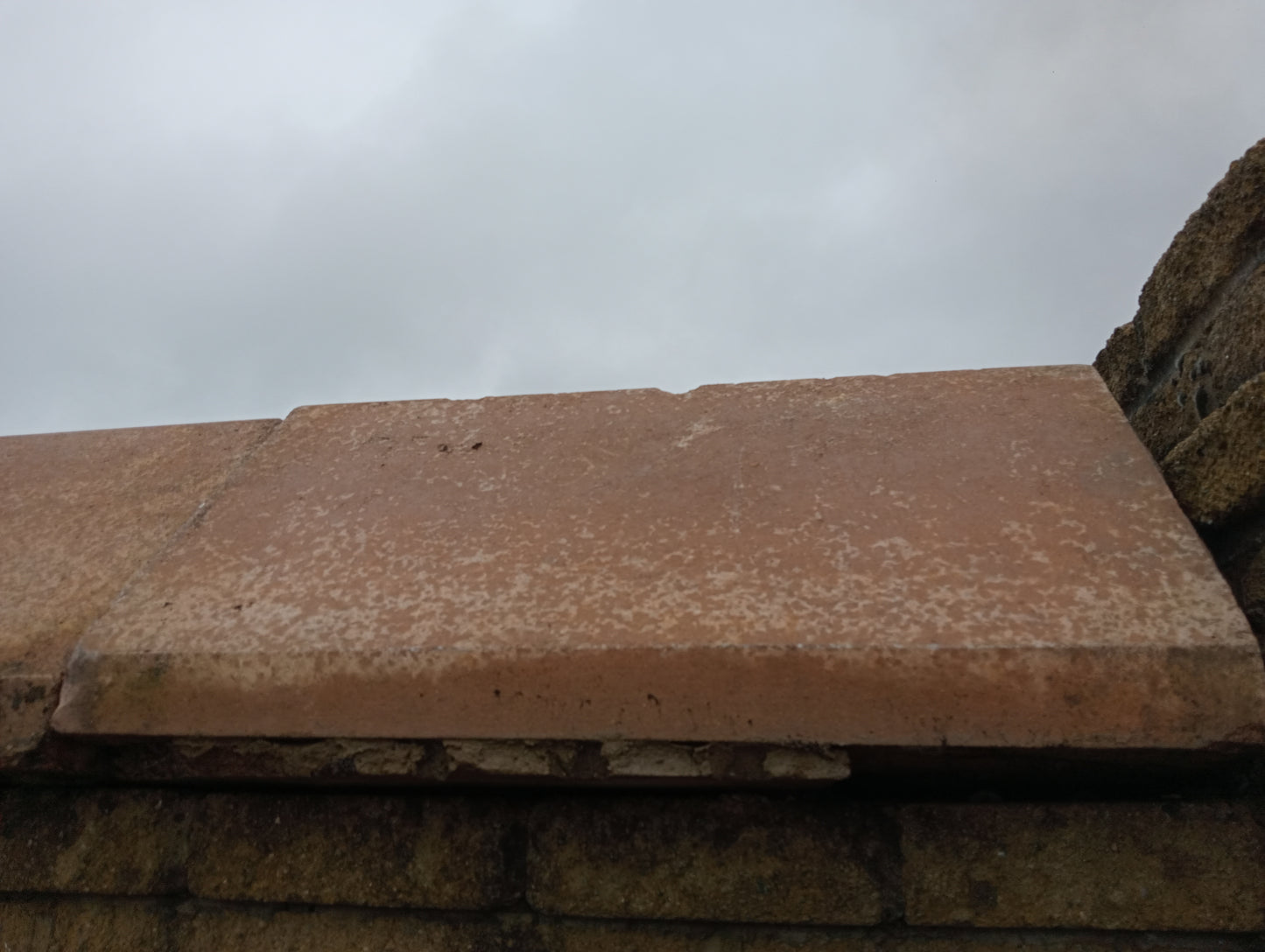 Lot of 73 stone bridge wall copings