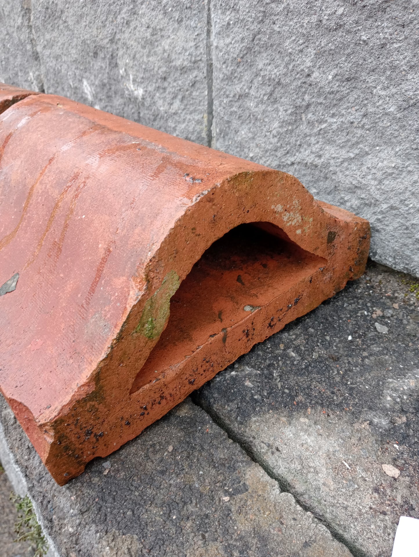 Lot of ten terracotta saddleback copings