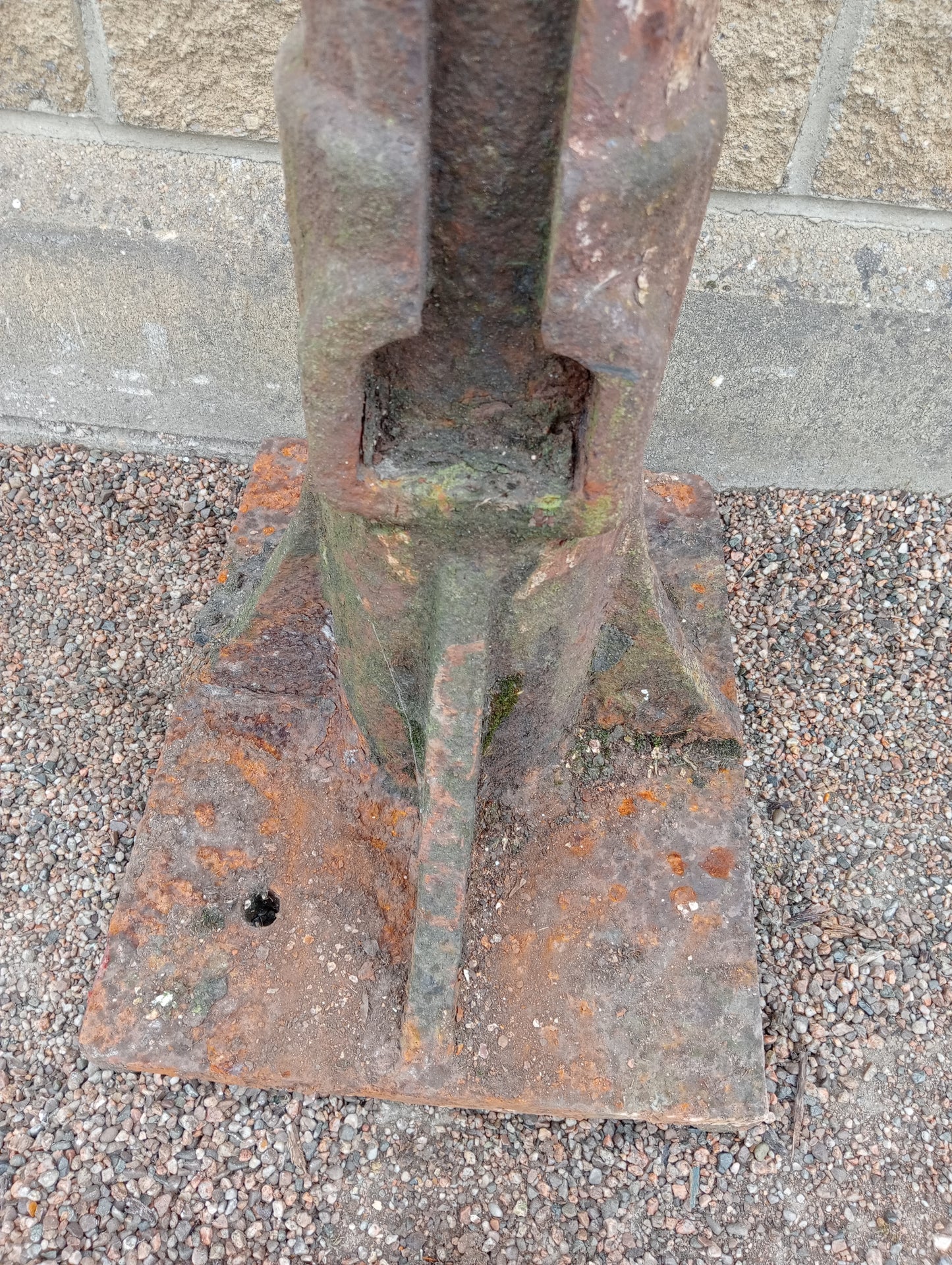 Pair of cast iron posts