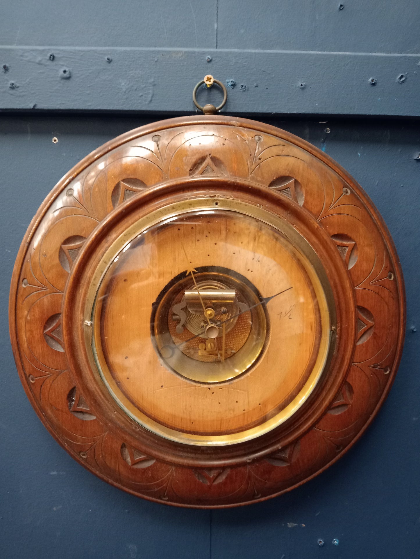 Round barometer frame and mechanism