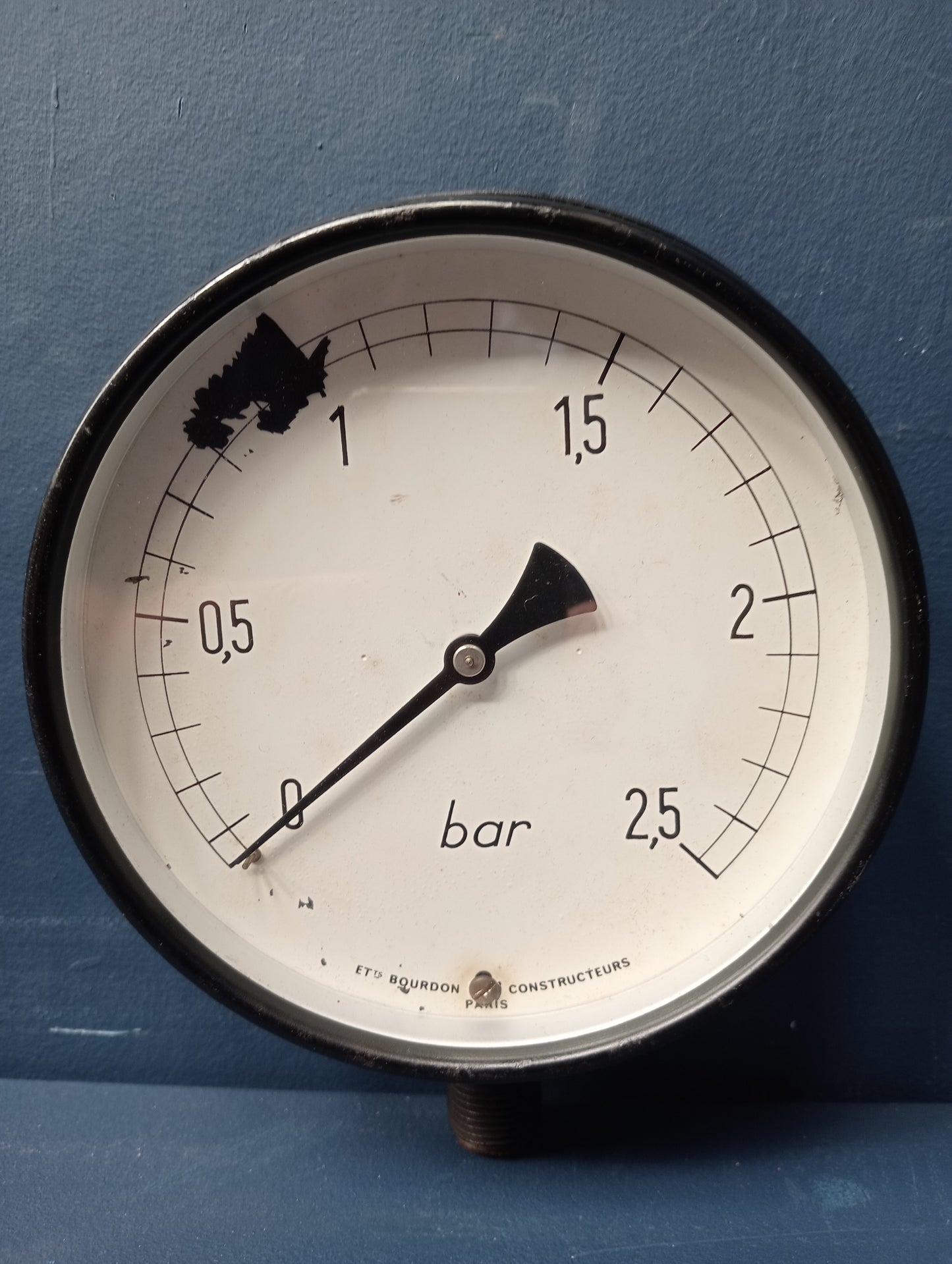 Black pressure gauge