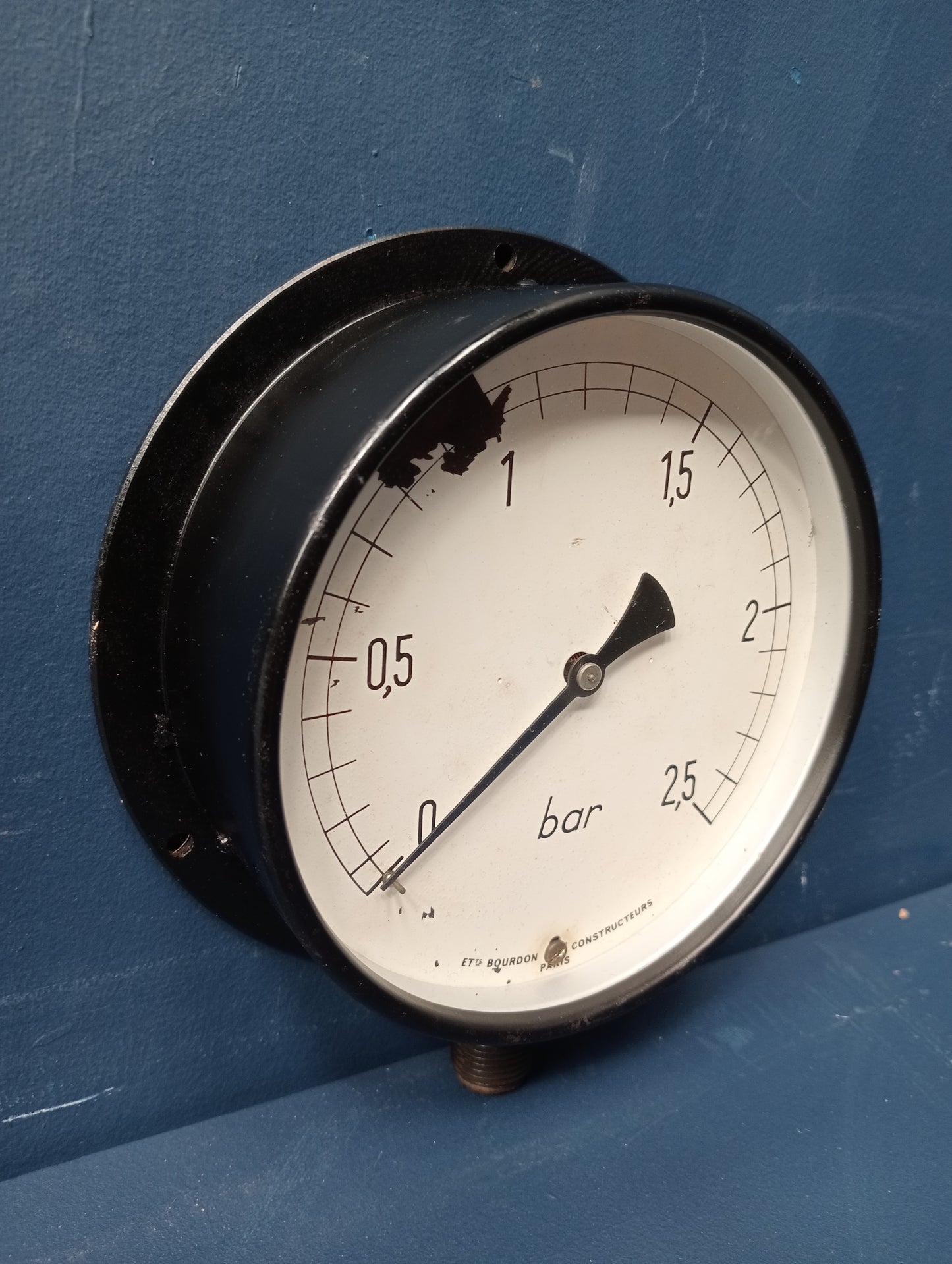 Black pressure gauge