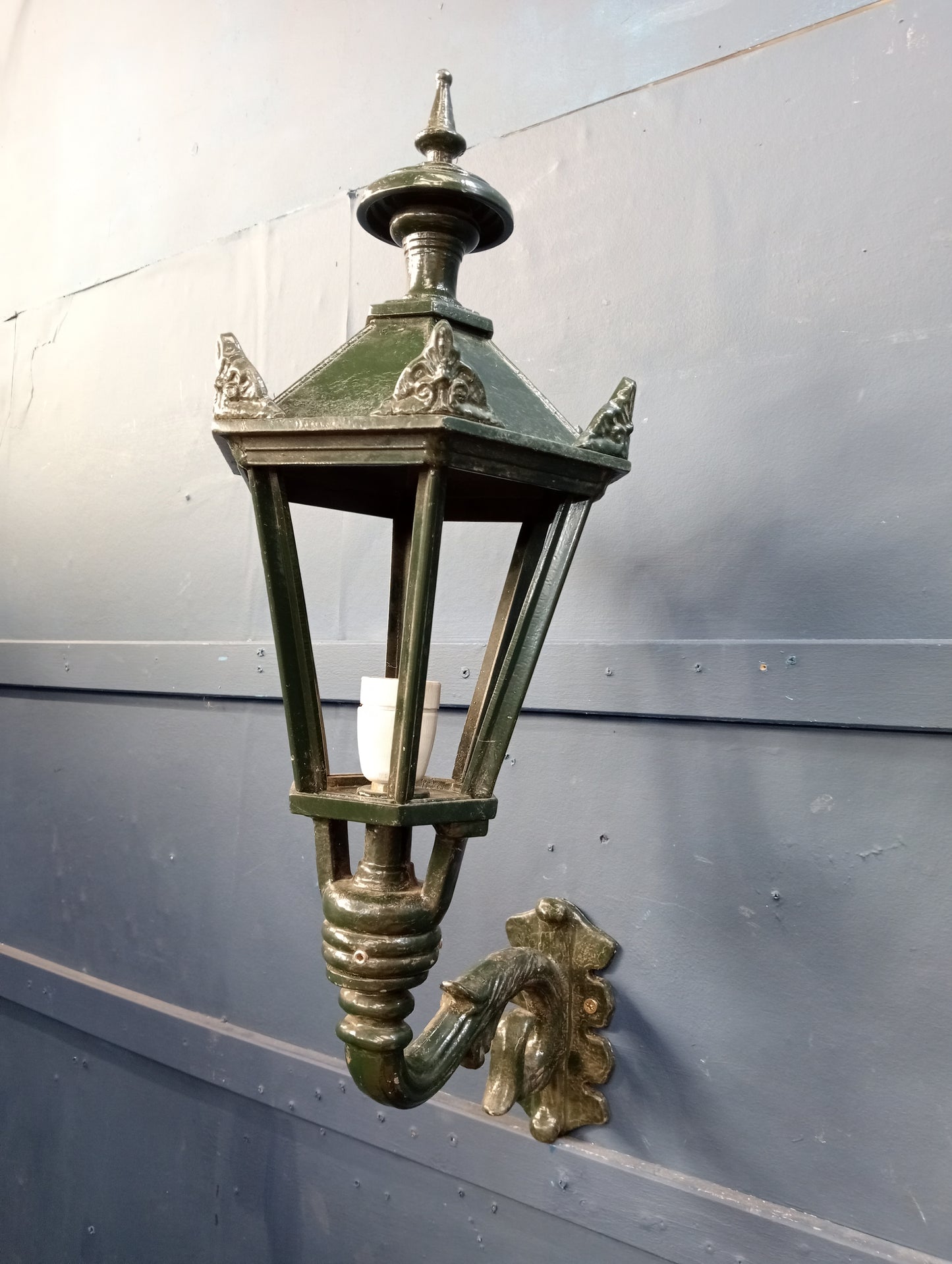 Cast aluminium wall light