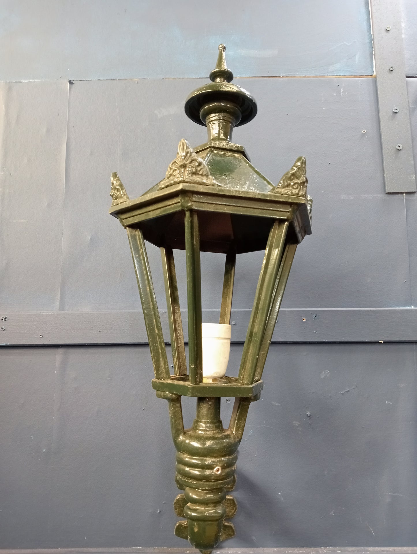 Cast aluminium wall light