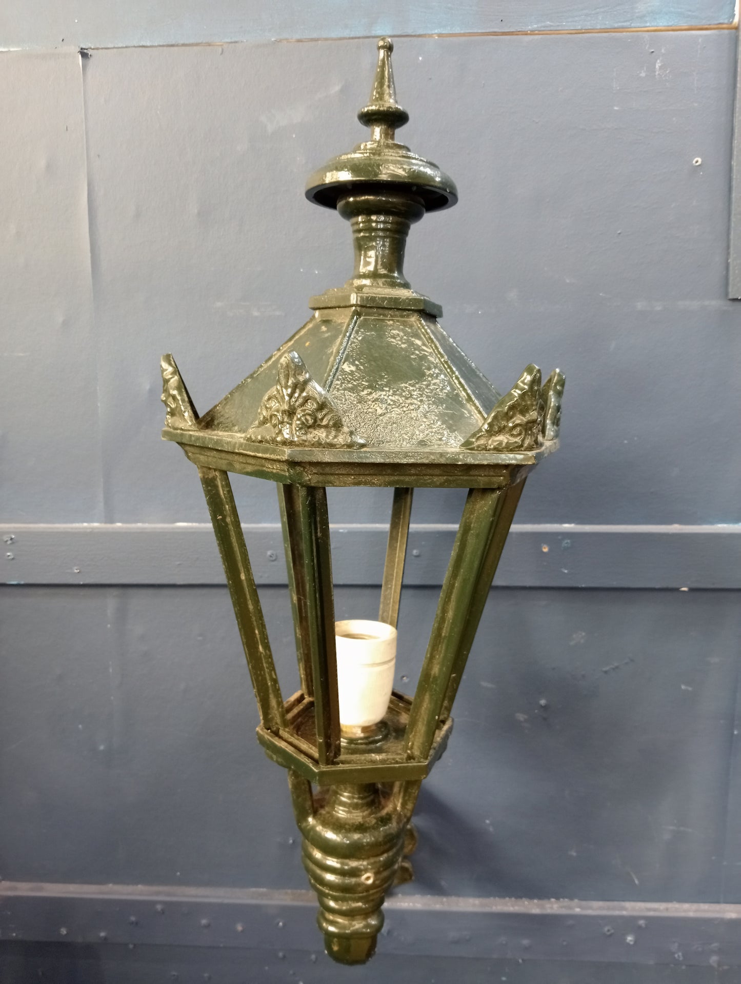 Cast aluminium wall light