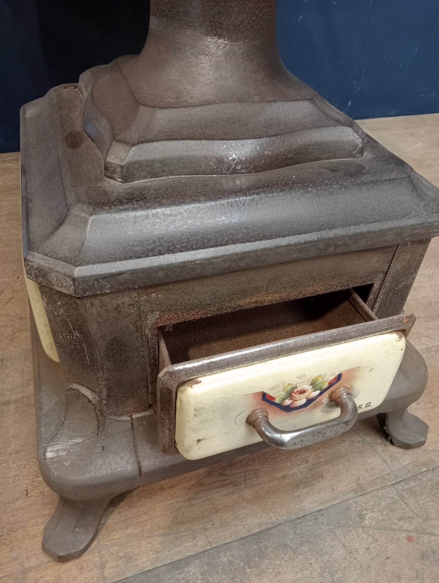 Cast enamel stove with oven C