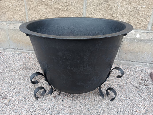 Cast iron Pot on scroll legs