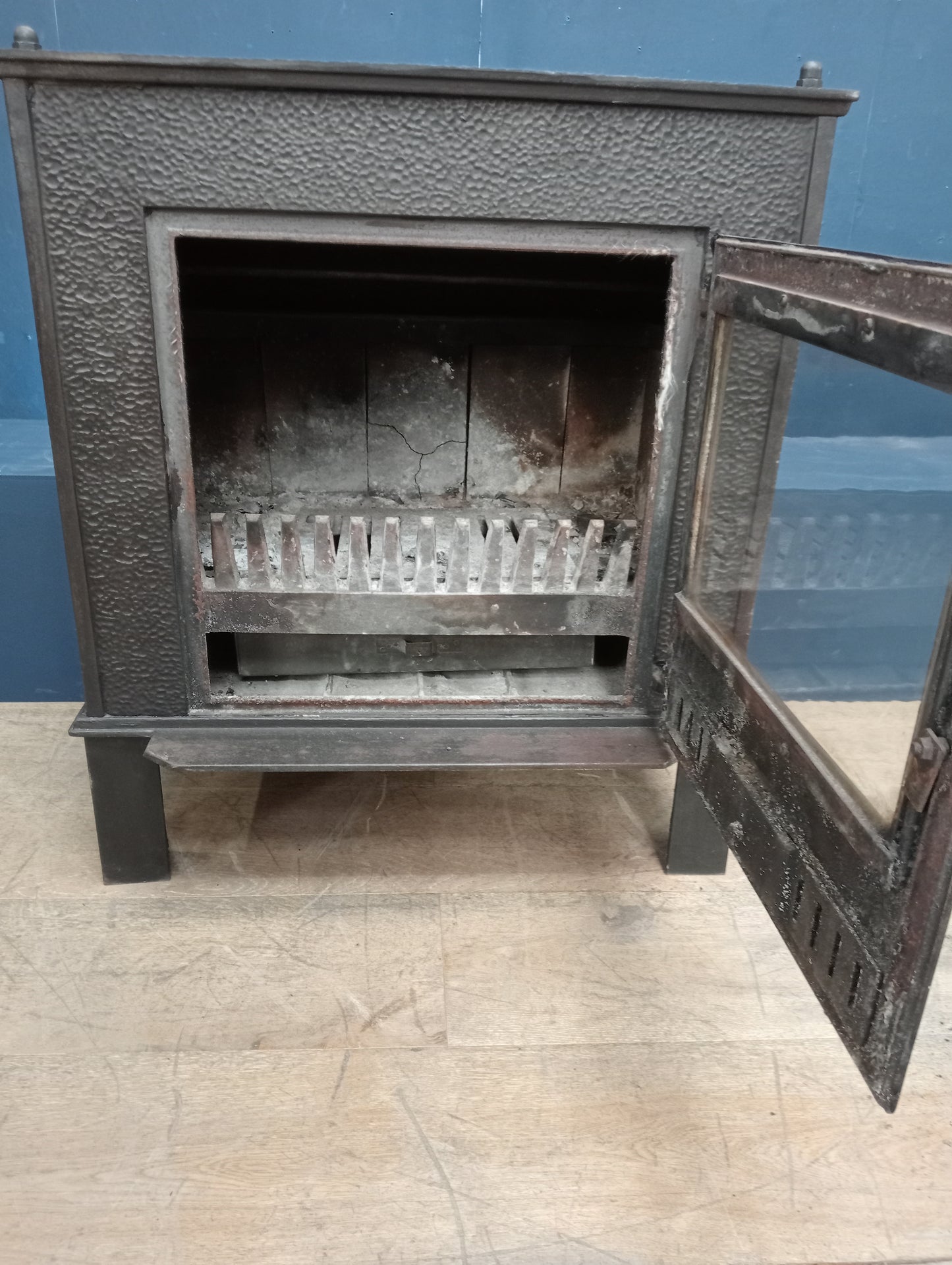 Cast iron condor wood burner