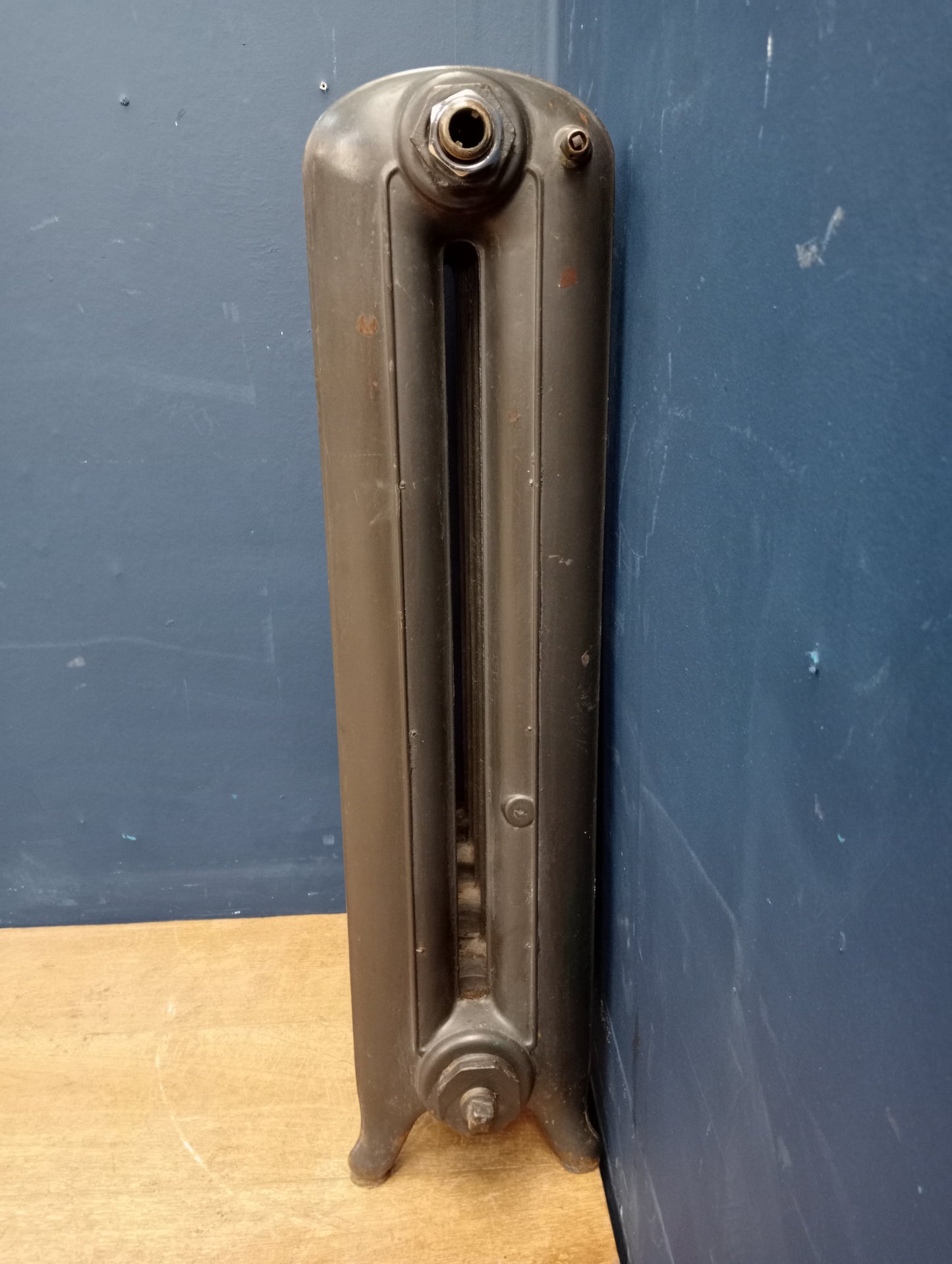 Cast iron two column five section radiator