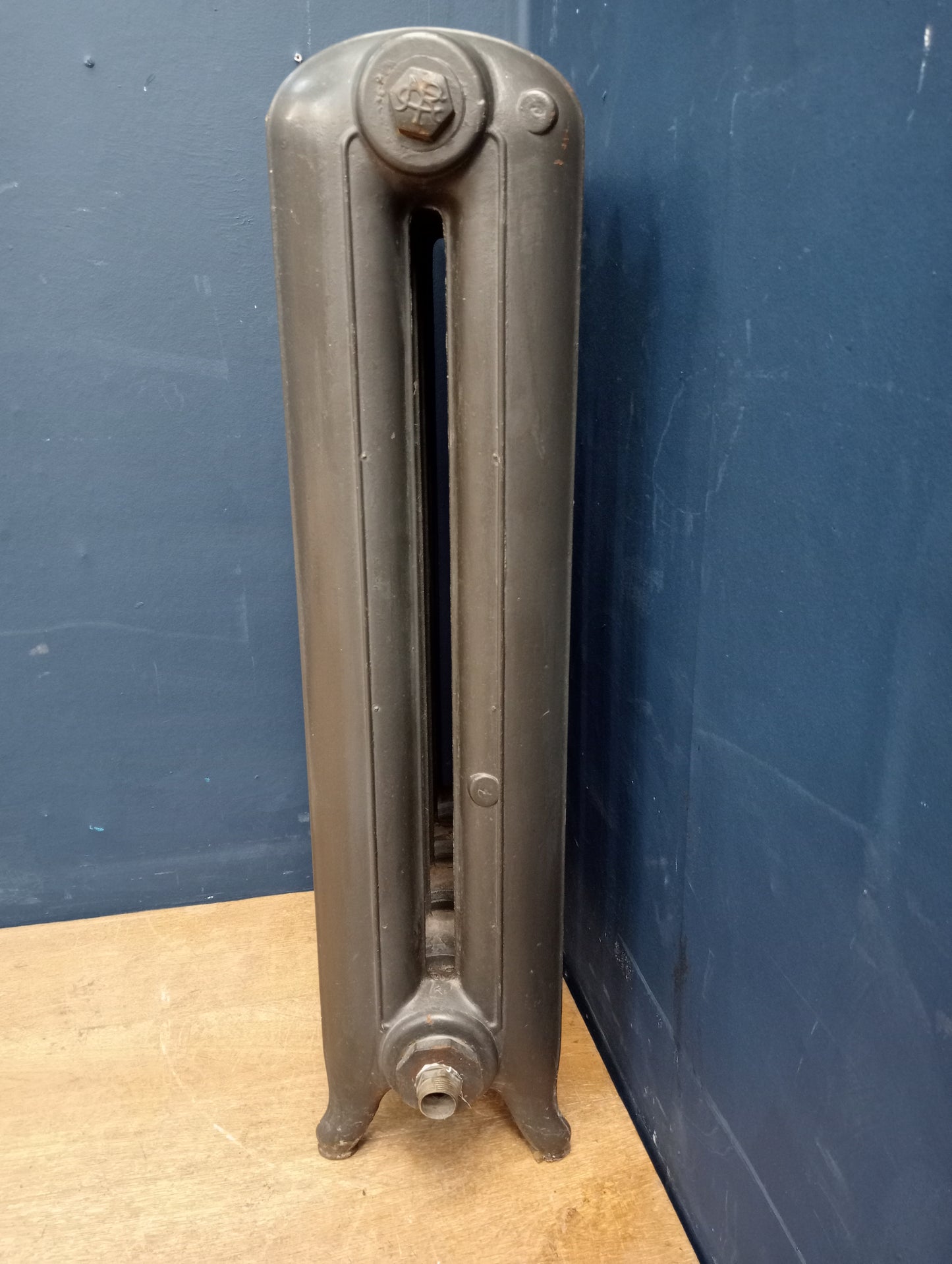 Cast iron two column five section radiator