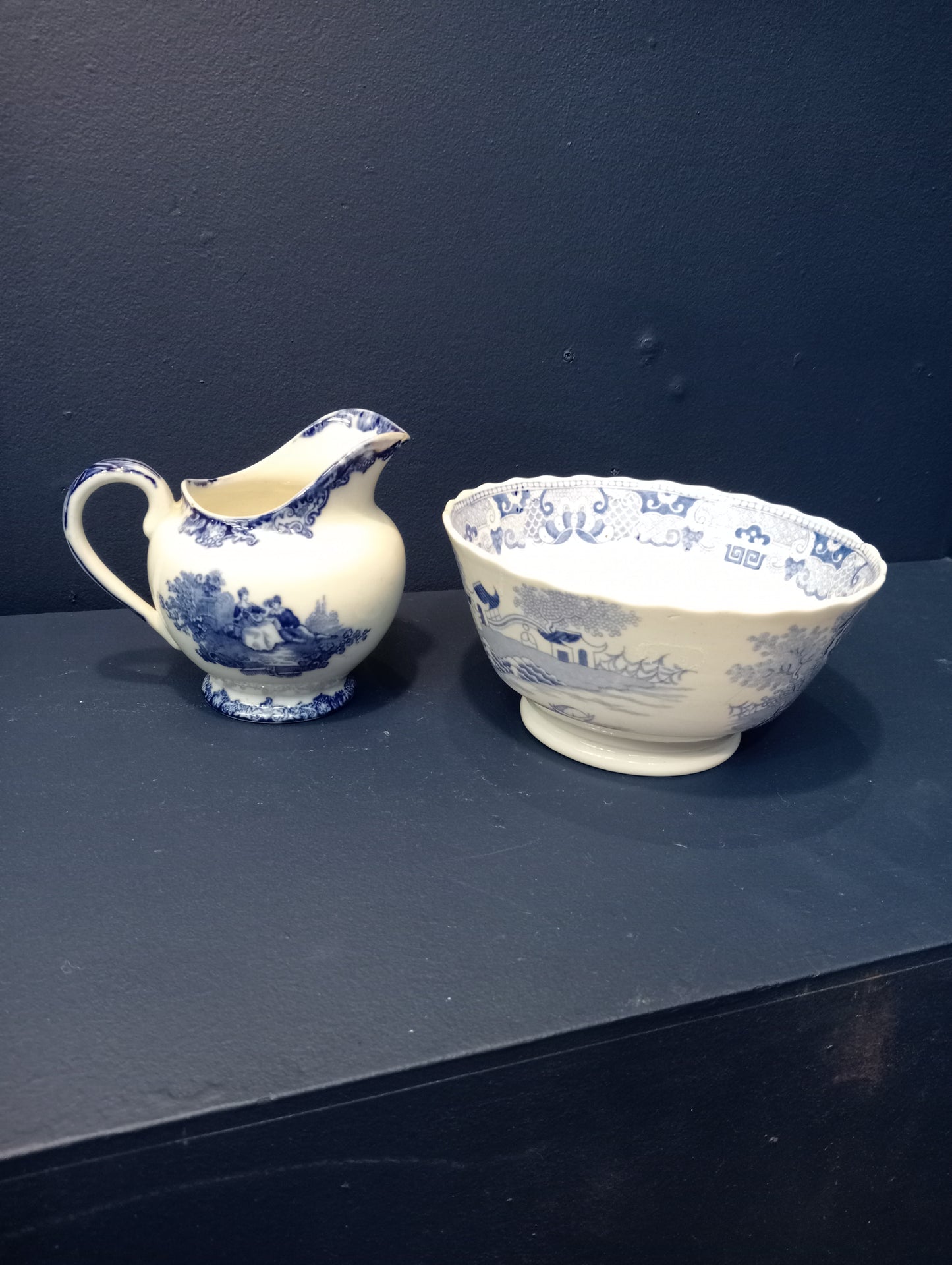 Ceramic jug and bowl with willow pattern