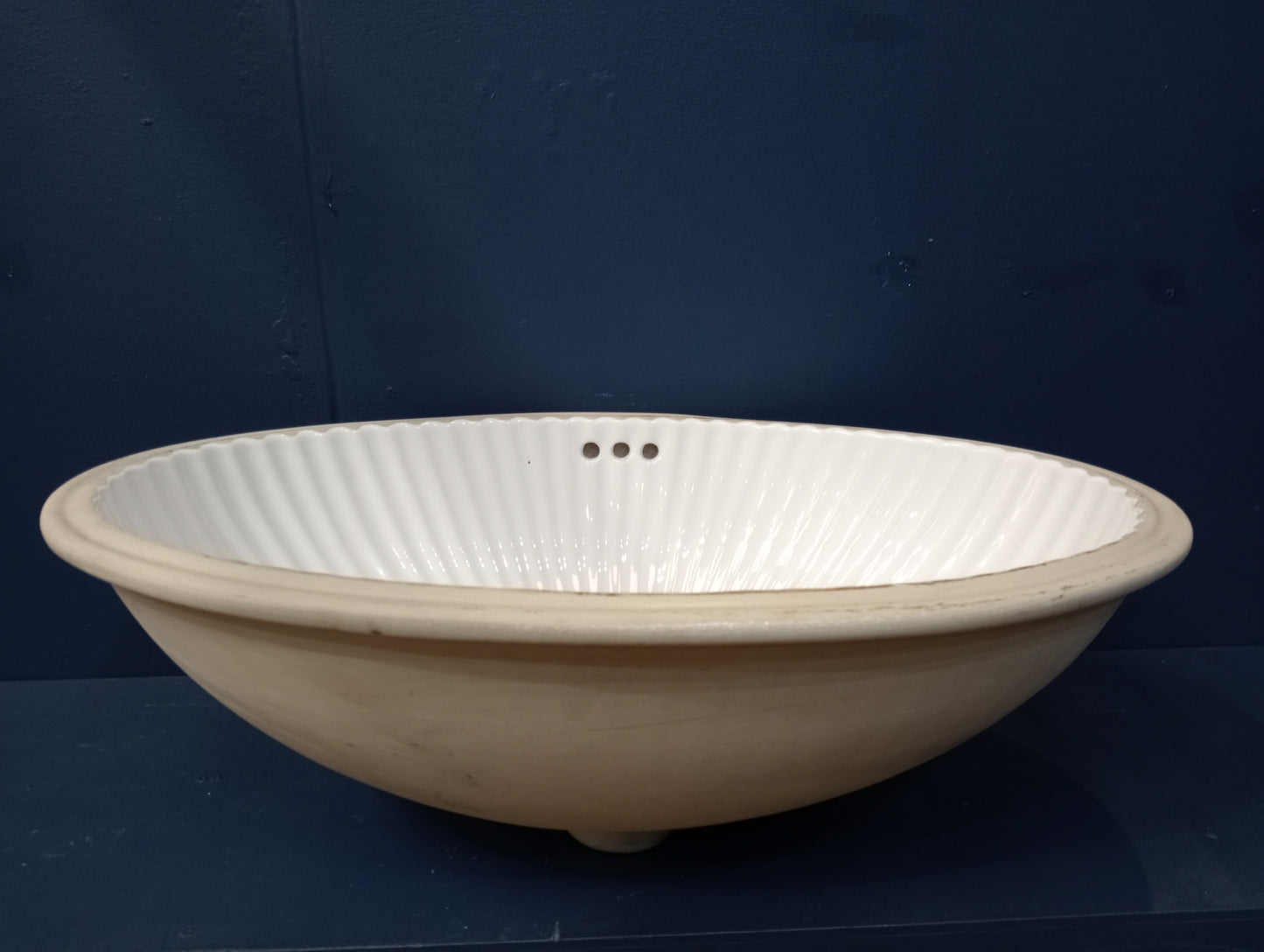 Ceramic shell style sink