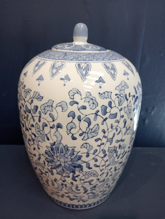 Chinese porcelain blue and white urn