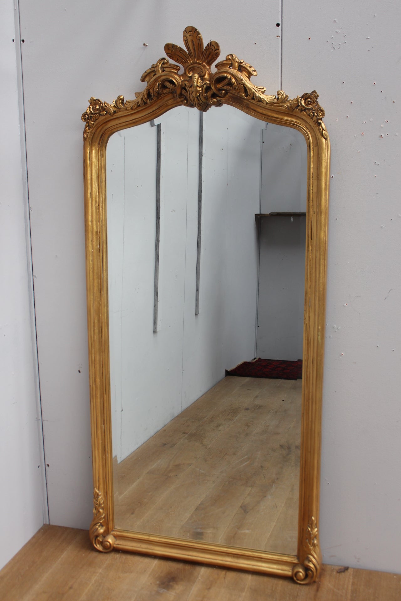 Giltwood mirror decorated with roses