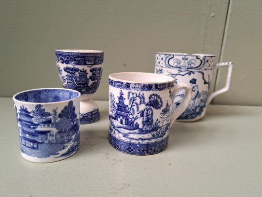 Lot of 4 oriental cups, mug, egg cup willow pattern