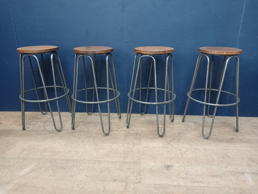 Lot of four hairpin breakfast bar stools