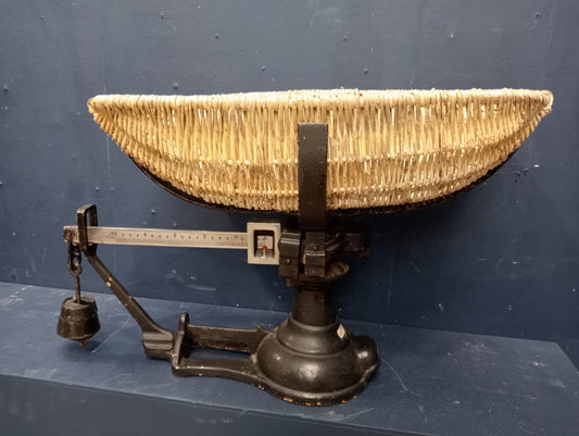 Set of infant weighing scales