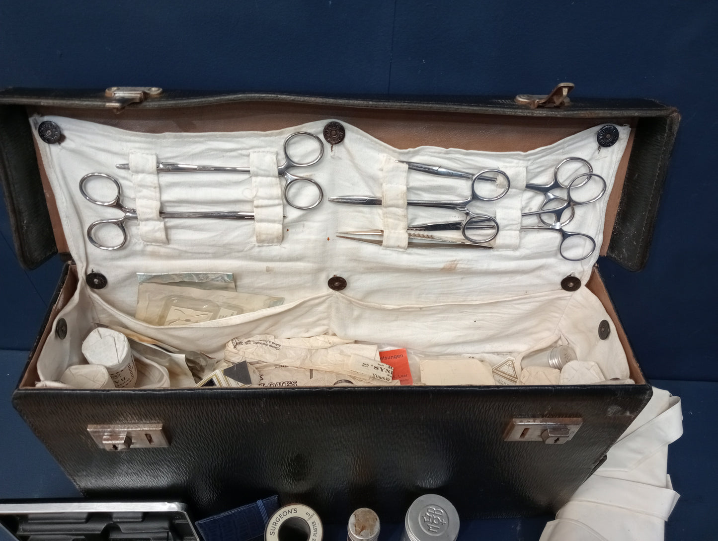 Surgeons bag with instruments