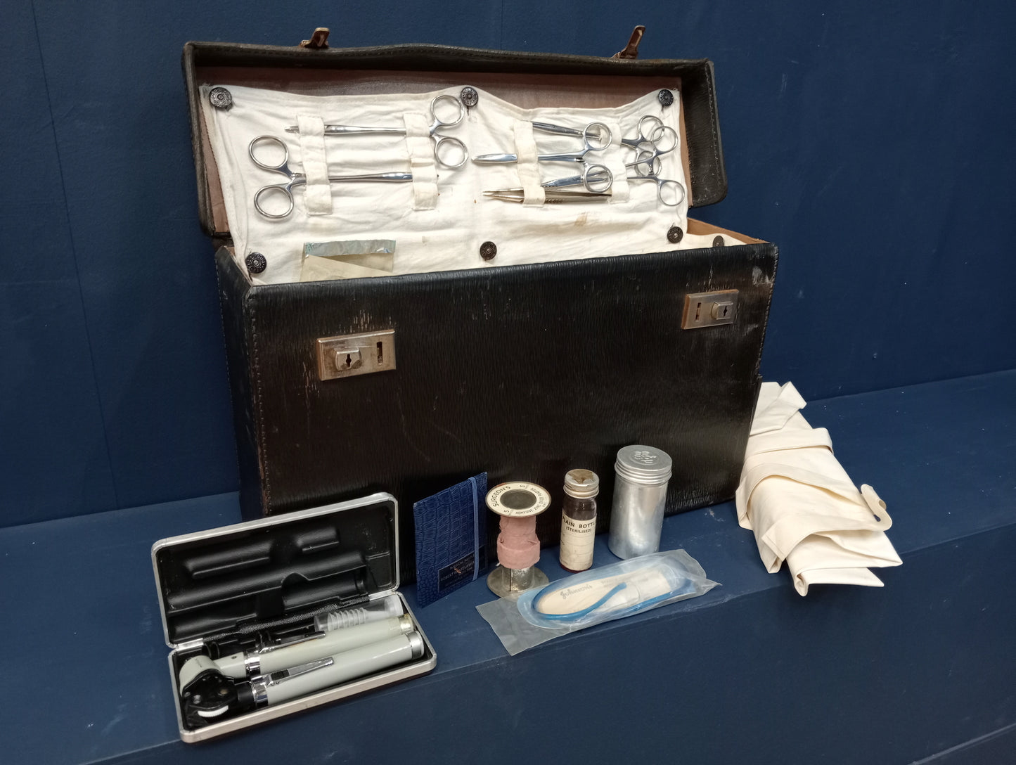 Surgeons bag with instruments