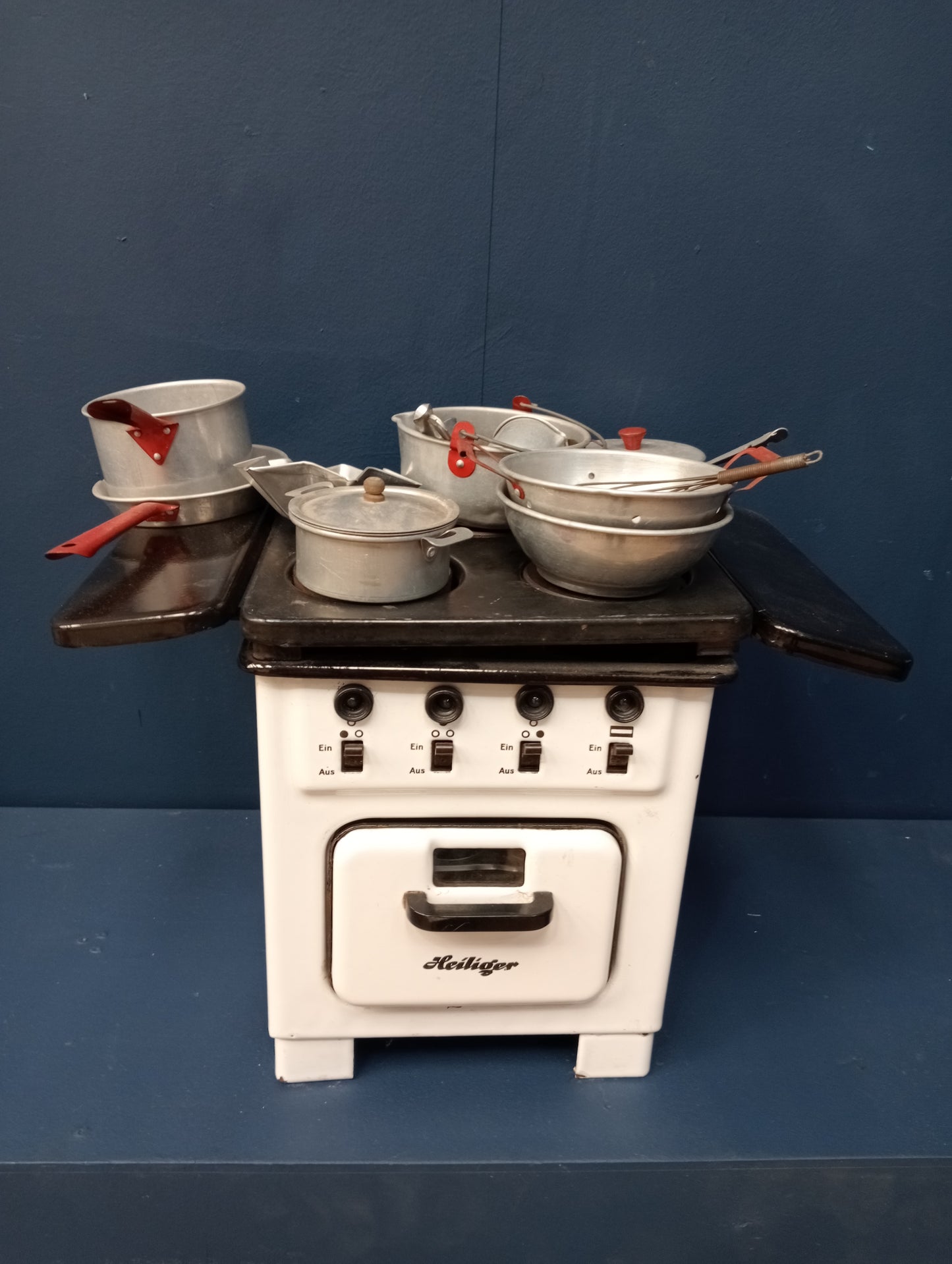 Travelling salesman cooker and utensils