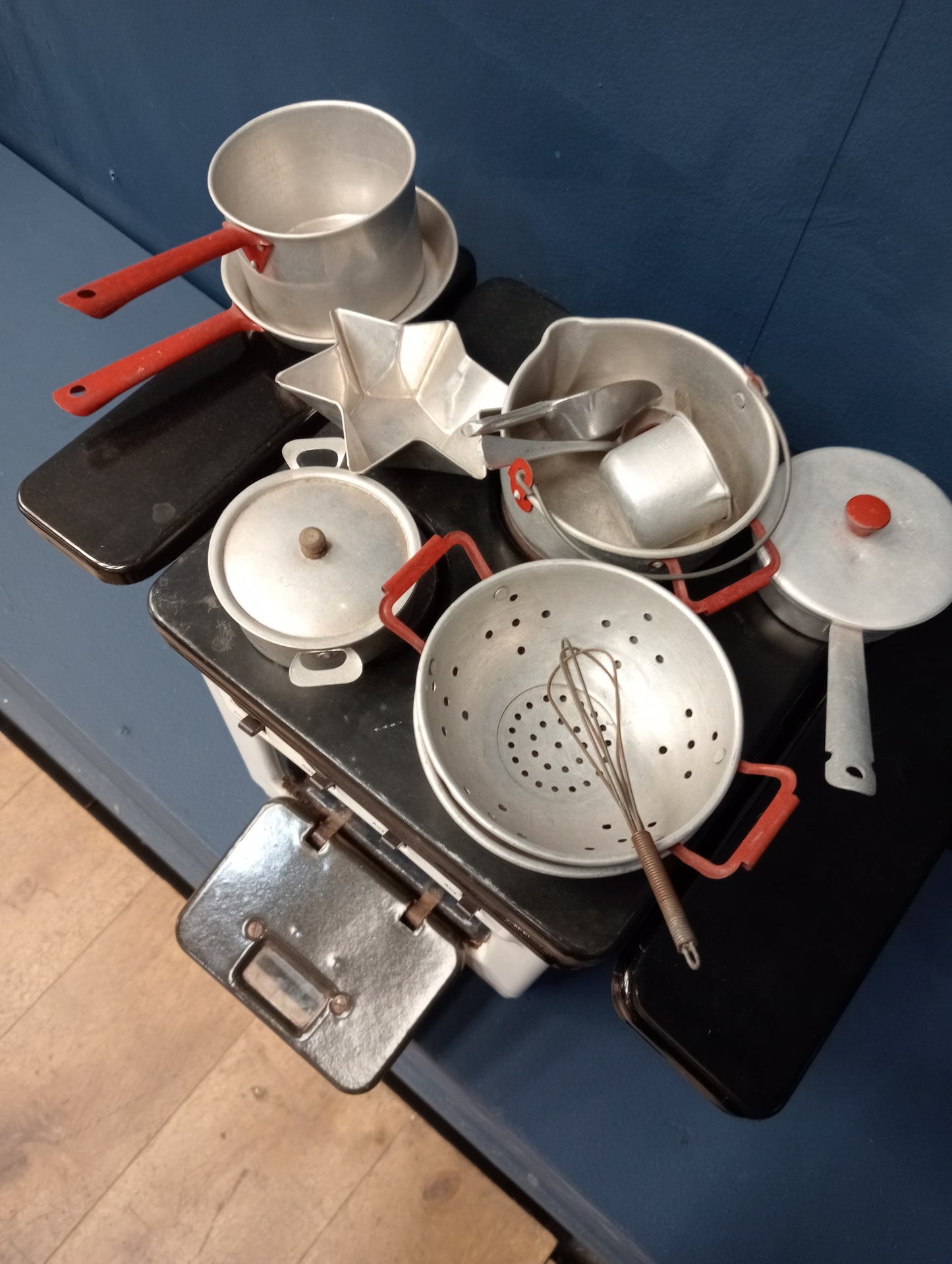 Travelling salesman cooker and utensils