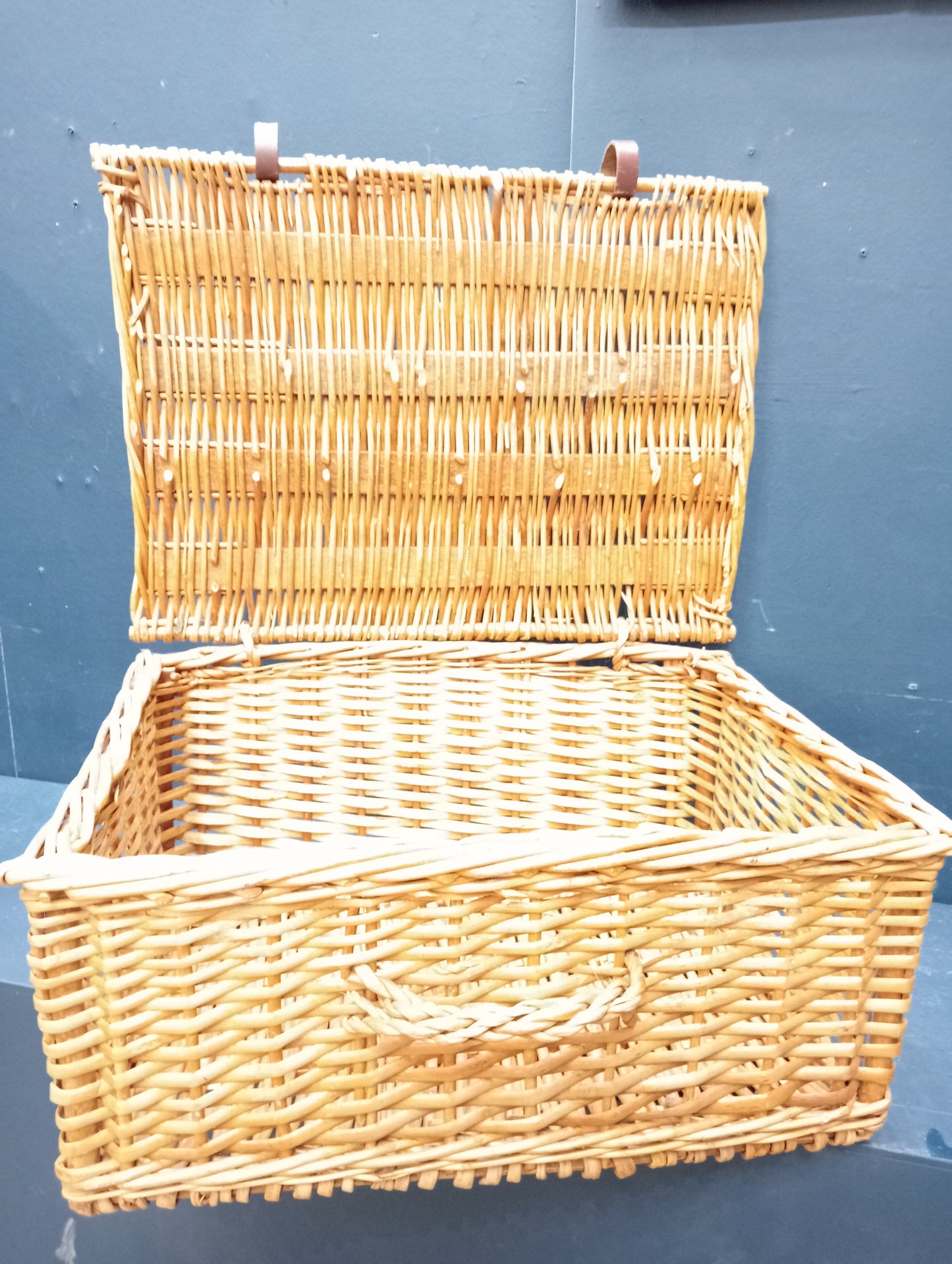 Wicker picnic basket